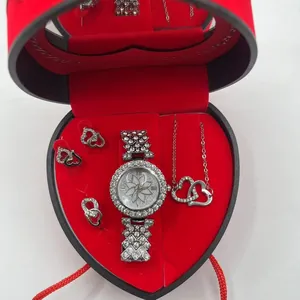 Silbernes Strass-Herz-Uhrenset mit Halskette und Ohrringen in roter Geschenkbox