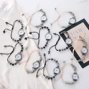 Diverses montres à quartz perlées avec détails camélia sur tissu de soie et marbre