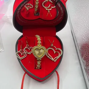 Valentinstag Herz Uhrenset mit Diamanten und passendem Schmuck in einer roten Box