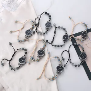 Montre à quartz vintage avec perles en céramique et bracelet tissé sur élégant tissu satiné