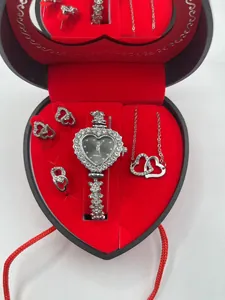 Silbernes Herz-Uhrenset in roter Geschenkbox mit Ohrringen und Halskette für Damen