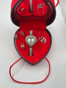 Silbernes Herz Schmuckset mit Uhr und Halskette in einer roten Samtbox in Herzform