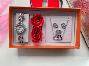 Detailansicht Damenuhr-Set in Silber mit Herz-Halskette und Ohrringen in Geschenkbox
