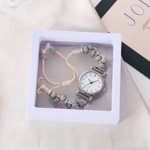 Montre élégante avec perles et cadran blanc sur un bracelet en corde tressée vintage