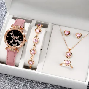 Detailweergave van roségouden horlogeset met roze hartstenen en vlinderwijzerplaat