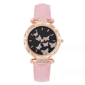 Vista dettagliata dell'orologio al quarzo oro rosa con cinturino in pelle rosa e quadrante farfalla