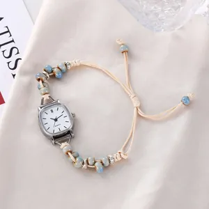 Montre bracelet élégante pour femme avec boîtier carré en argent et cordon perlé tissé