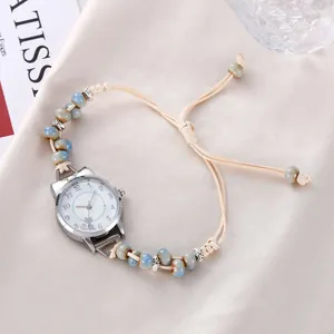 Détail du bracelet perlé avec perles en céramique sarcelle et motif chat sur le cadran