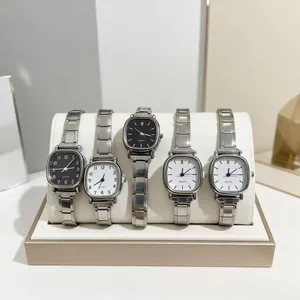 Montre à quartz vintage pour femme en acier inoxydable avec boîtier carré et bracelet argent