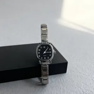 Montre à quartz carrée rétro avec cadran noir et bracelet en acier inoxydable argenté
