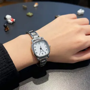 Montre à quartz carrée rétro en acier inoxydable avec cadran blanc et bracelet à maillons