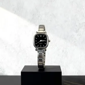 Détail d'une montre à quartz carrée avec bracelet en métal argenté sur présentoir