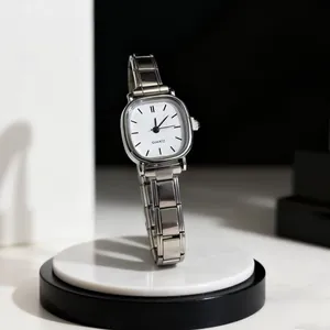 Gros plan d'une montre à quartz vintage avec bracelet métallique argenté sur marbre