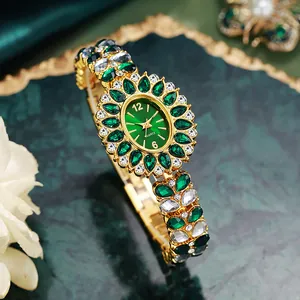 Montre à quartz luxe pour femme avec cadran cristal vert et bracelet doré motif fleuri