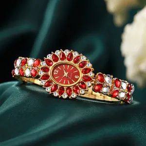 Montre à quartz luxe dorée pour femme avec strass rouges sur satin vert