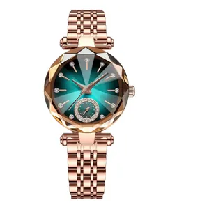 Détail d'une montre en or rose avec cadran vert émeraude et verre taillé en diamant