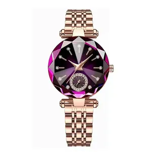 Vue détaillée du cadran en verre violet facetté avec bracelet en or rose et index en cristal