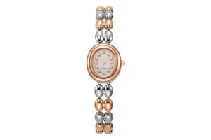 Détail d'une montre à quartz ovale avec marqueurs en cristal et bracelet bicolore rose
