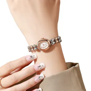 Montre-bracelet à quartz en or rose avec perles métalliques à deux rangs et cadran en strass