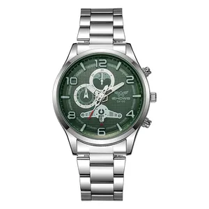 Gedetailleerde close-up van een zilveren herenhorloge met een groene getextureerde wijzerplaat
