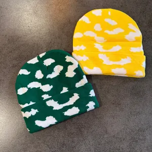 Gestrickte Beanie-Mützen in Grün und Gelb mit Wolkenmuster für den Winter und Outdoor