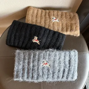Diadema de punto para invierno con bordado de perro en color marrón negro y gris
