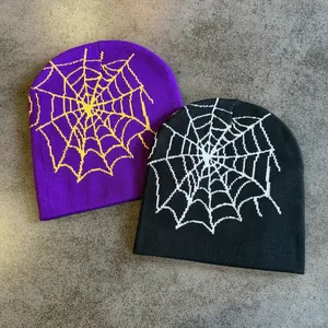 Berretti in maglia streetwear con motivi a ragnatela vibranti in viola e nero