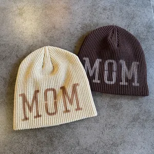 Berretti in maglia spessa stile street con ricamo a contrasto di lettere MOM