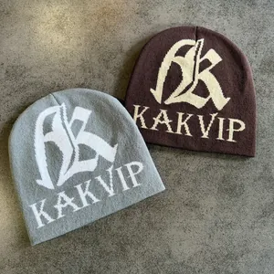 Nahaufnahme der Strickstruktur und des gestickten Logos auf stylischen Wintermützen