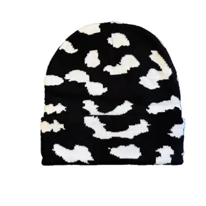 Gestrickte Beanie-Mütze für den Winter mit schwarz-weißem Jacquard-Muster und Umschlag