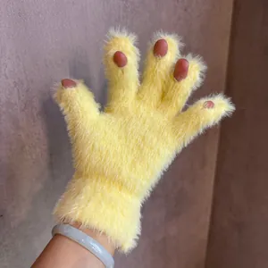 Gants en peluche jaune vif avec texture douce et duveteuse, vue détaillée du tissu