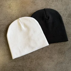 Lot de bonnets en maille classique noir et blanc pour le style urbain hivernal
