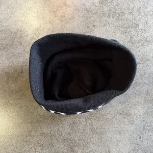Detailansicht der schwarzen Strickmütze mit weißen Sternmustern und weichem Innenfutter