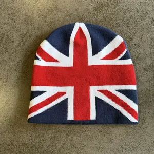 Detailopname van dik gebreide Union Jack muts met rood wit en blauw geweven patronen