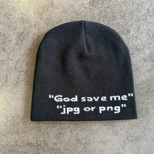 Gros plan sur le bonnet noir avec texte pixelisé blanc God save me et jpg or png