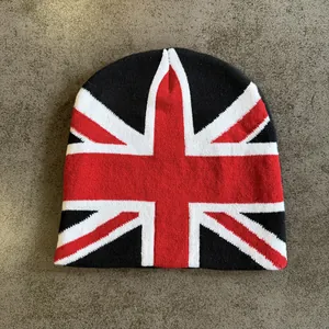 Detail van de Union Jack gebreide muts met zwart, rood en wit geweven textuur patroon
