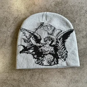 Platte weergave van grijze Y2K gebreide muts met zwart engel jacquard patroon