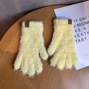 Détail de gants d'hiver en peluche jaune clair chaud avec texture en fourrure douce