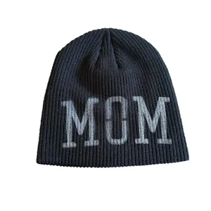 Berretto nero in maglia a coste con stampa MOM per uno stile street autunno-inverno