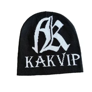 Streetstyle schwarze Strickmütze mit weißem AB KAKVIP Schriftzug für den Winter