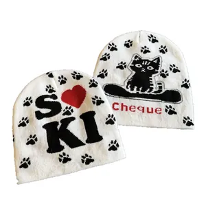 Berretto in maglia Y2K con lettere a cuore e motivo gatto nero in tessuto bianco