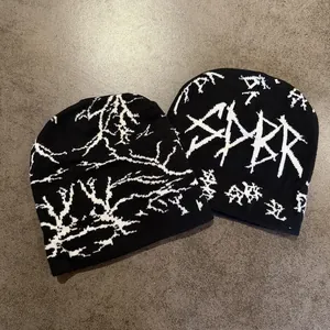 Dunkle ästhetische Strickmützen mit Skelett- und Buchstaben-Jacquard für den Winter