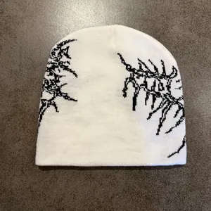 Bonnet en tricot blanc avec motif jacquard gothique noir et design street hip-hop