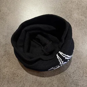 Bonnet en maille d'hiver avec motif jacquard blanc de squelette et texture côtelée