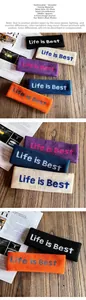 Gros plan de bandeaux de yoga tricotés avec broderie Life is Best en diverses couleurs