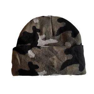 Gros plan sur la maille camouflage et le revers de ce bonnet d'hiver chaud en tricot