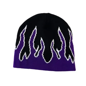 Streetwear-Strickmütze mit lila Flammenmuster auf schwarzem Hintergrund für den Winter