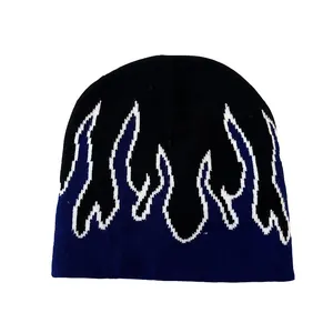 Detail der Strickmütze mit weißem Flammenmuster und blau-schwarzem Kontraststich
