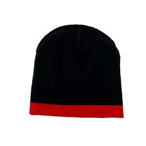 Detail der Rippstrick-Beanie mit sauberen rot-schwarzen Nähten und elastischer Textur