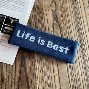 Gros plan détaillé d'un bandeau de sport bleu marine avec texte Life is Best blanc